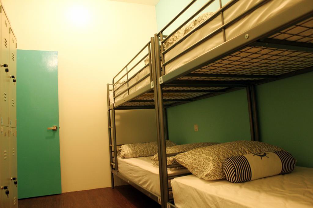 Roof Talk Theme Hostel Johor Bahru Szoba fotó