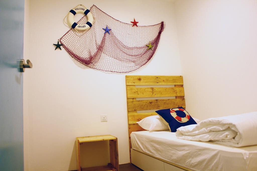 Roof Talk Theme Hostel Johor Bahru Szoba fotó